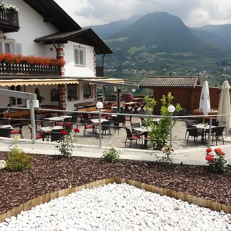 فندق Garni Schneeburghof تيرولو
